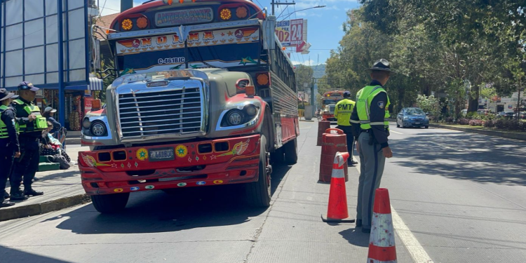 Por su parte, la Dirección de Protección y Seguridad Vial también colaboró en el operativo, brindando orientación sobre rutas alternas. / Foto: Provial