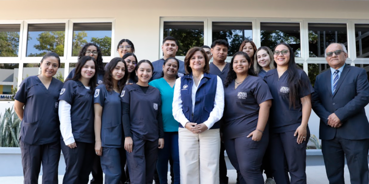 La vicepresidenta Karin Herrera participó en un conversatorio con estudiantes universitarios de Jutiapa. (Foto: Álex Jacinto)