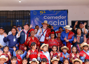 Presidente junto a beneficiarios del nuevo comedor social. / Foto: Gilber García.