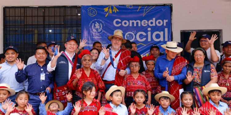 Presidente junto a beneficiarios del nuevo comedor social. / Foto: Gilber García.