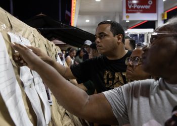 Familiares buscan en los listados el nombre de parientes que se encontraban en la discoteca en la que ya también murió el cantante Rubby Pérez.