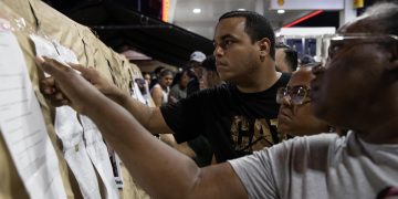 Familiares buscan en los listados el nombre de parientes que se encontraban en la discoteca en la que ya también murió el cantante Rubby Pérez.