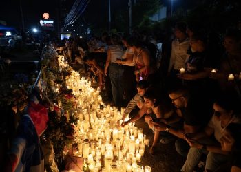 Decenas de personas acuden colocar cientos de velas en el lugar donde se encontraba la discoteca en la que murieron 231 personas y 180 resultaron heridas.