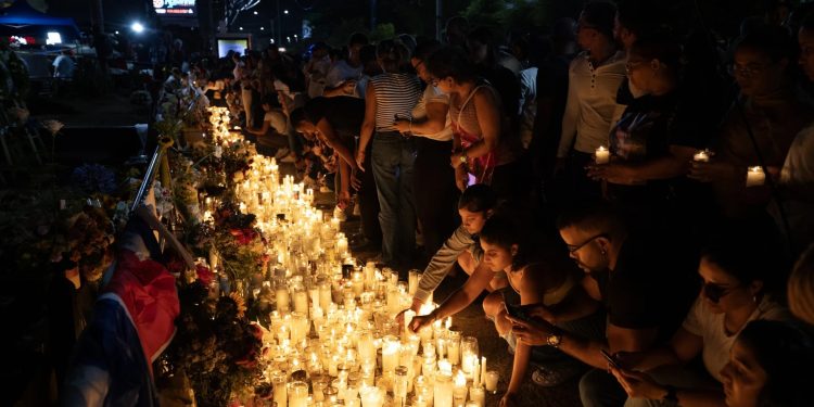 Decenas de personas acuden colocar cientos de velas en el lugar donde se encontraba la discoteca en la que murieron 231 personas y 180 resultaron heridas.
