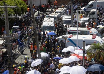 Ambulancias, paramédicos, socorristas y familiares de víctimas permanecen alrededor de la discoteca cuyo techo se desplomó la madrugada de este martes en Santo Domingo.