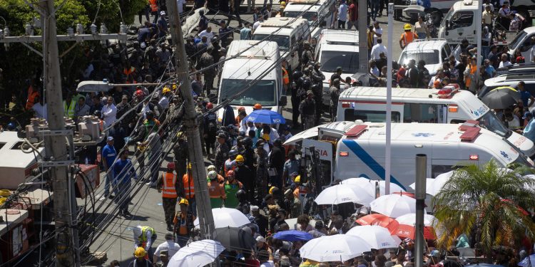 Ambulancias, paramédicos, socorristas y familiares de víctimas permanecen alrededor de la discoteca cuyo techo se desplomó la madrugada de este martes en Santo Domingo.