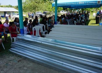 Pobladores de El Rondón, Melchor de Mencos, Petén, se beneficiaron con la entrega de tubería y kits de techo mínimo por parte del Fodes.