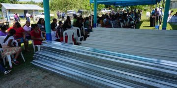 Pobladores de El Rondón, Melchor de Mencos, Petén, se beneficiaron con la entrega de tubería y kits de techo mínimo por parte del Fodes.