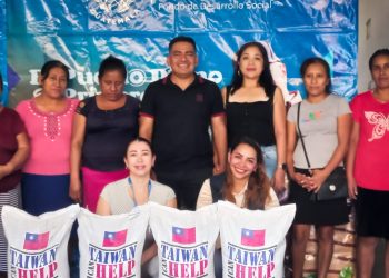 Personal del Fodes posan con beneficiados con entrega de arroz en Suchitepéquez.