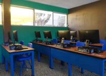 Parte del equipo que el Mides entregó a la comuna de San Marcos para fortalecer el acceso a la educación.