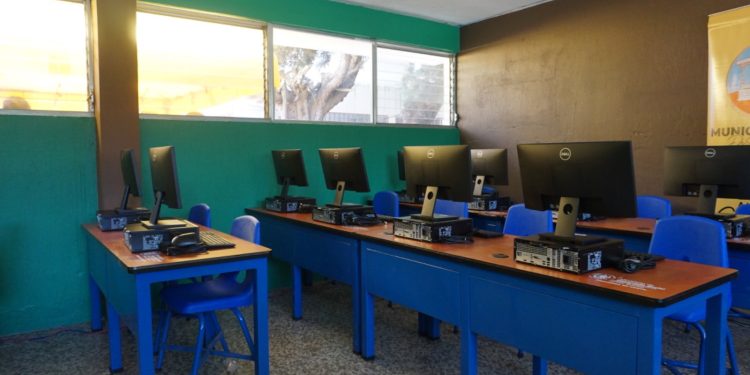 Parte del equipo que el Mides entregó a la comuna de San Marcos para fortalecer el acceso a la educación.