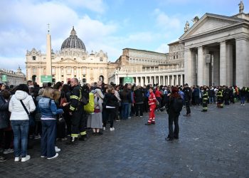 Unas 250 mil personas se calcula que acudieron a dar el último adión al papa Francisco en el la basílica de San Pedro.