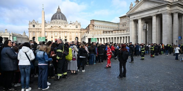 Unas 250 mil personas se calcula que acudieron a dar el último adión al papa Francisco en el la basílica de San Pedro.