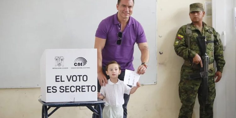 Presidente felicita al pueblo ecuatoriano y extiende felicidades al presidente Daniel Noboa