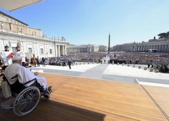 El papa Francisco reapareció en la Plaza de San Pedro durante su convalecencia. / Foto: EFE.