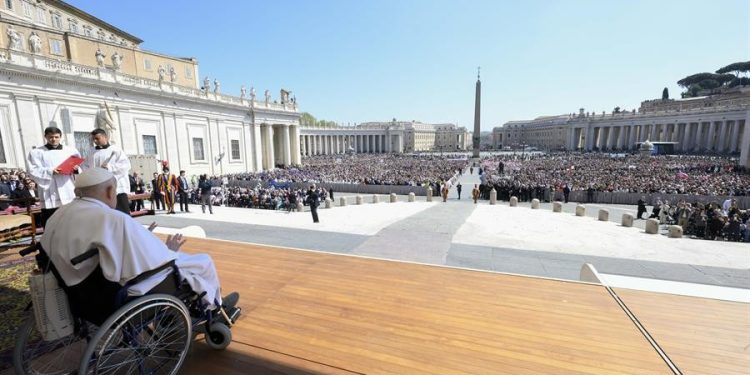 El papa Francisco reapareció en la Plaza de San Pedro durante su convalecencia. / Foto: EFE.