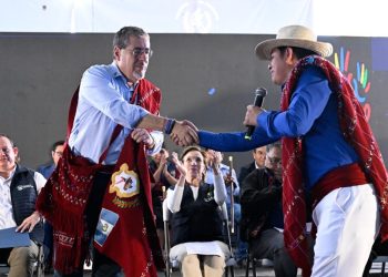 El presidente Arévalo estrecha la mano del alcalde de Santiago Chimaltenango, durante declaratoria de municipio como segundo libre de pisos de tierra. / Foto: Byron de la Cruz.