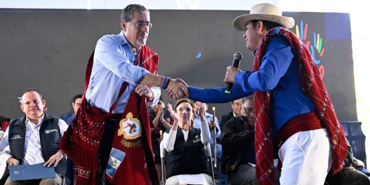 El presidente Arévalo estrecha la mano del alcalde de Santiago Chimaltenango, durante declaratoria de municipio como segundo libre de pisos de tierra. / Foto: Byron de la Cruz.
