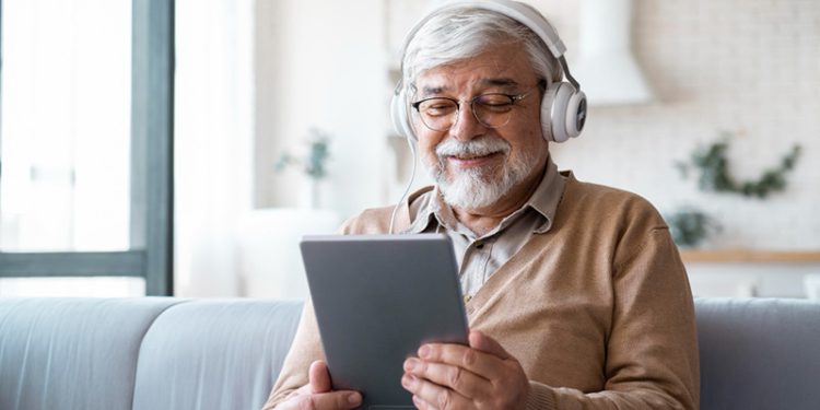 Estudio revela relación entre uso de tecnología y habilidades cognitivas en adultos mayores. / Foto: Situ.