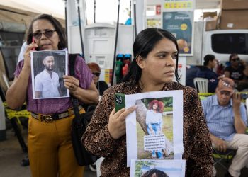 Familiares de desaparecidos esperan cerca de la discoteca por información sobre sus parientes.