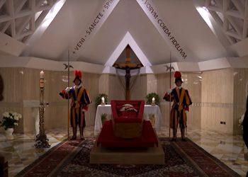 El cuerpo del papa Francisco se encuentra en un ataúd en la capilla de la Casa Santa Marta.