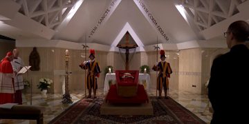 El cuerpo del papa Francisco se encuentra en un ataúd en la capilla de la Casa Santa Marta.