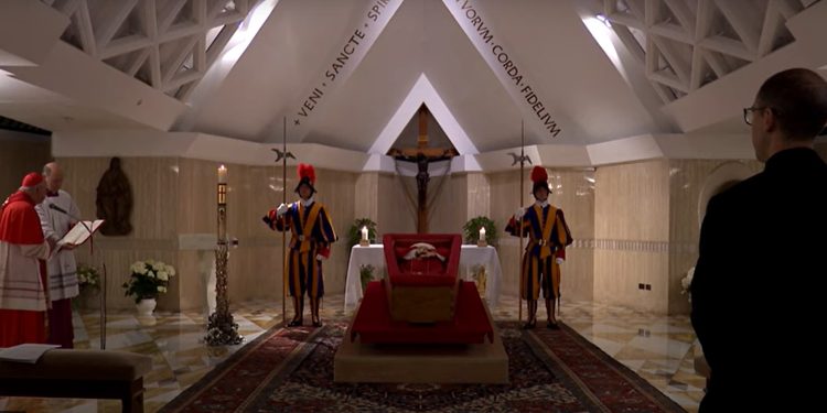 El cuerpo del papa Francisco se encuentra en un ataúd en la capilla de la Casa Santa Marta.