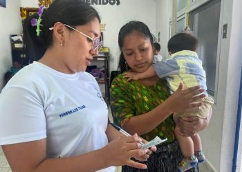 Familias de Najquitob reciben atención oportuna en salud. / Foto: MSPAS.
