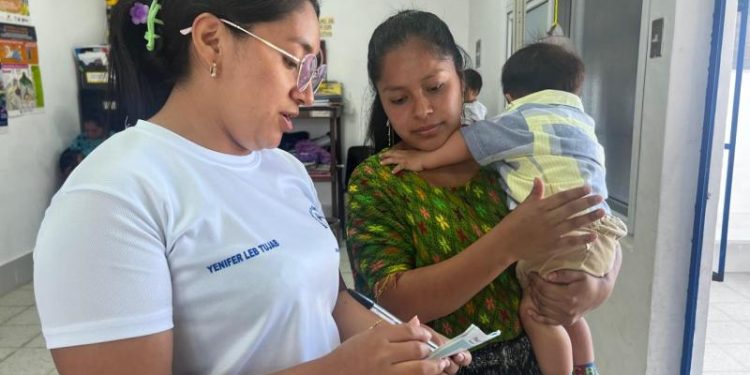Familias de Najquitob reciben atención oportuna en salud. / Foto: MSPAS.