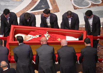 Féretro del papa Francisco está en la basílica de San Pedro para honras fúnebres públicas. / Foto: EFE.