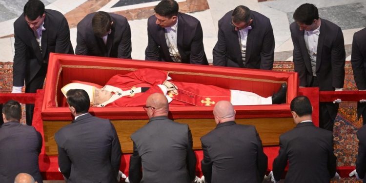 Féretro del papa Francisco está en la basílica de San Pedro para honras fúnebres públicas. / Foto: EFE.