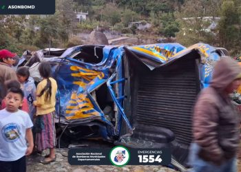Unidad de la PNC cae en una hondonada en una aldea de Tajumulco, San Marcos, con saldo de varios policías fallecidos y otros heridos.