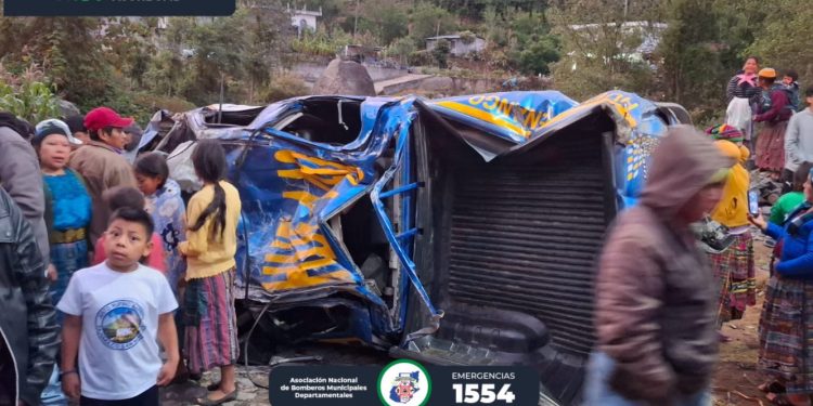 Unidad de la PNC cae en una hondonada en una aldea de Tajumulco, San Marcos, con saldo de varios policías fallecidos y otros heridos.