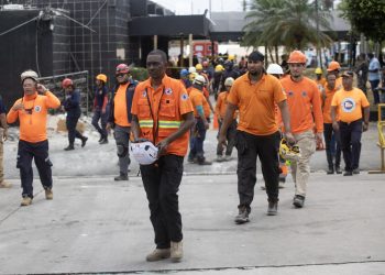 Integrantes de la protección civil que trabajaron en el rescate de víctimas de la discoteca también tuvieron un fuerte impacto psicológico, por los que se les brindará atención.