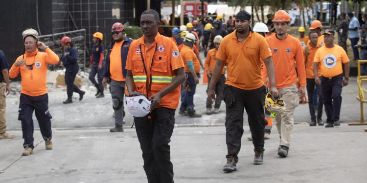 Integrantes de la protección civil que trabajaron en el rescate de víctimas de la discoteca también tuvieron un fuerte impacto psicológico, por los que se les brindará atención.