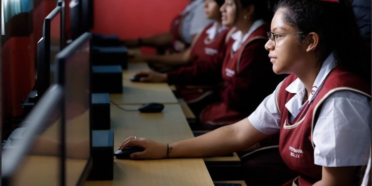 Mineduc prevé equipar de computadoras a más centros educativos este 2025. (Foto: archivo SCSPR)