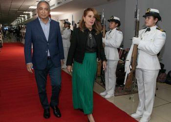 El primer ministro de Belice, John Briceño, durante su arribo a Guatemala para participar en la toma de posesión del presidente Bernardo Arévalo.