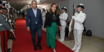El primer ministro de Belice, John Briceño, durante su arribo a Guatemala para participar en la toma de posesión del presidente Bernardo Arévalo.