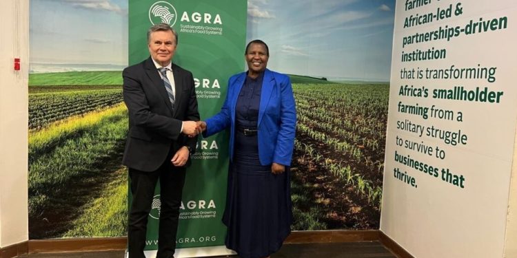 El director de IICA, Manuel Otero, junto a la presidenta de la Alianza para una Revolución Verde en África (AGRA), con quien suscribió un acuerdo de cooperación en materia agrícola.