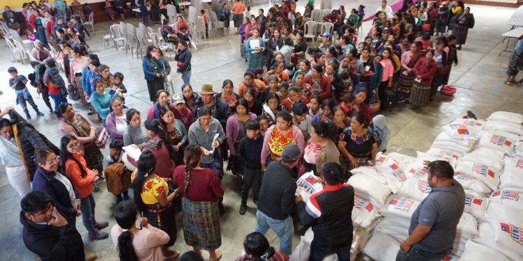 Decenas de familias de diferentes comunidades de Sololá recibieron apoyo de parte del Mides.