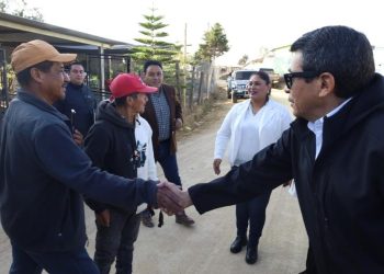 El ministro Miguel Díaz saluda a líderes comunitarios de Huehuetenango durante su gira de trabajo por ese departamento.