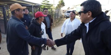 El ministro Miguel Díaz saluda a líderes comunitarios de Huehuetenango durante su gira de trabajo por ese departamento.