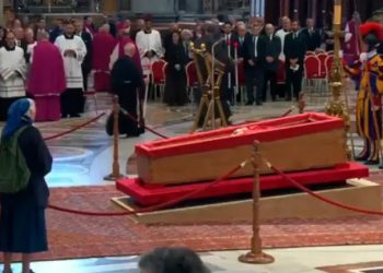 Monja rompe el rígido protocolo de las exequias de Francisco y llega a despedirse de su amigo el Papa.