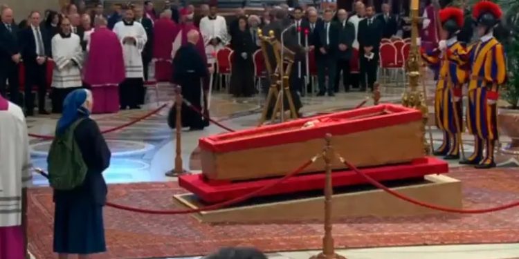 Monja rompe el rígido protocolo de las exequias de Francisco y llega a despedirse de su amigo el Papa.