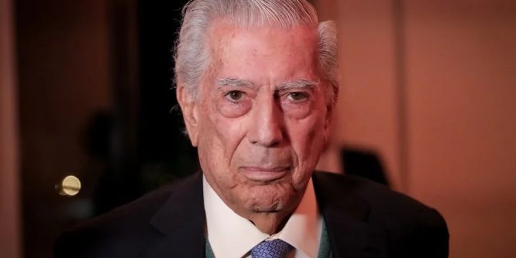 El escritor peruano ganador del premio Nobel de Literatura Mario Vargas Llosa ,en una fotografía de archivo. EFE/Raúl Martínez