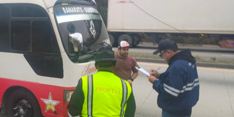 Operativo de la DGT y Provial en ruta a Sanarate. / Foto: Provial.