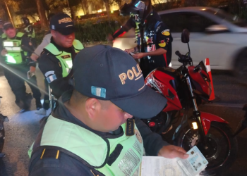 Operativo nocturno contra carrera clandestina de motocicletas dejó consignaciones y multas. / Foto: PNC.