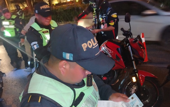 Operativo nocturno contra carrera clandestina de motocicletas dejó consignaciones y multas. / Foto: PNC.