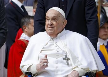 La salud del papa Francisco continúa mejorando, pero su presencia en los ritos de Semana Santa sigue siendo incierta.