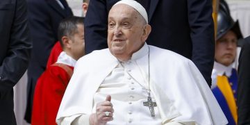 La salud del papa Francisco continúa mejorando, pero su presencia en los ritos de Semana Santa sigue siendo incierta.